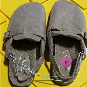 Stylish Kids Tan Shoes slippers with plus insides.! Size 4